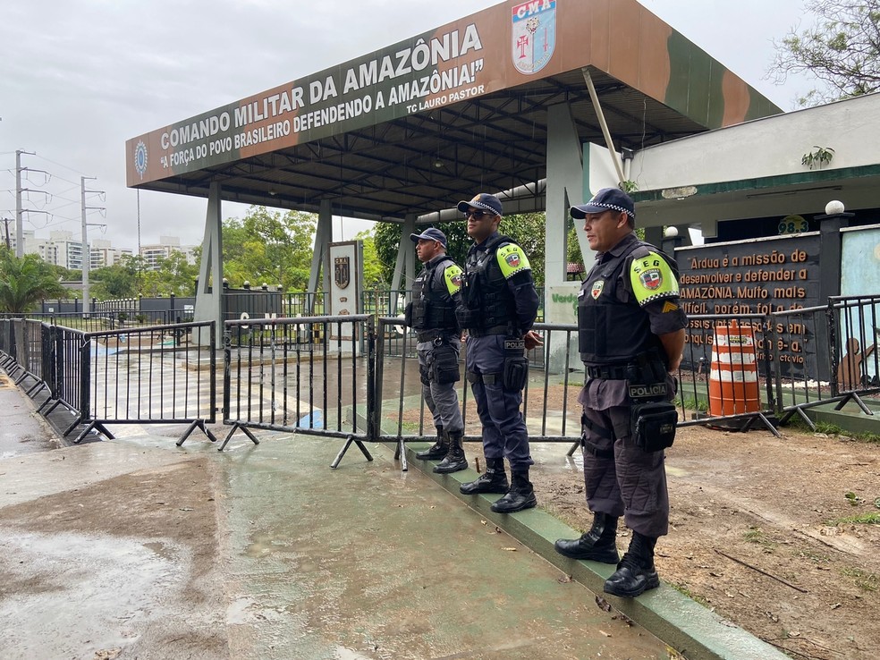 Manifestantes foram retirados da frente do Comando Militar da Amazônia (CMA), em Manaus. — Foto: Rutiene Bindá/Rede Amazônica