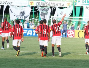 Atlético-PR comemora gol em derrota para o Coritiba (Foto: Heron Godoy/Site oficial do Atlético-PR)