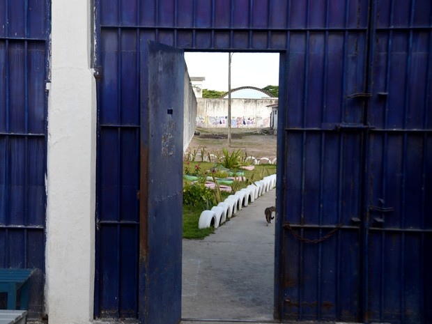Portão azul separa liberdade e prisão, na Penitenciária Maria Júlia Maranhão (Foto: Dani Fechine/G1)