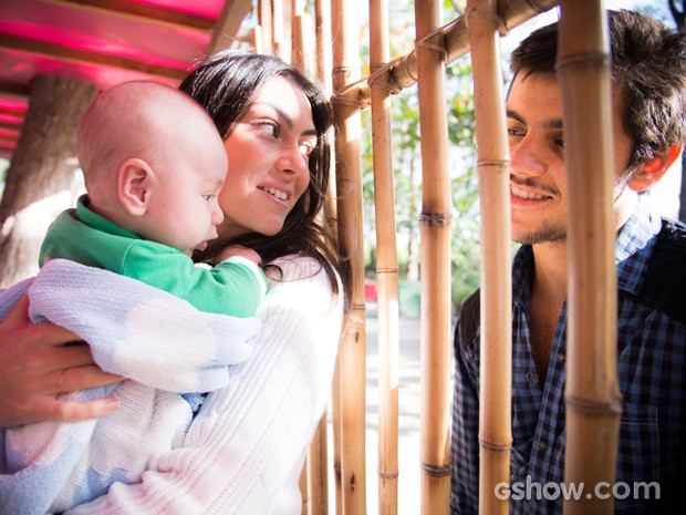 Mariana Ulhmann, namorada de Felipe e mãe de Joaquim, confirma que o ator sabe fazer tudo para cuidar do filhote (Foto: Raphael Dias / TV Globo)