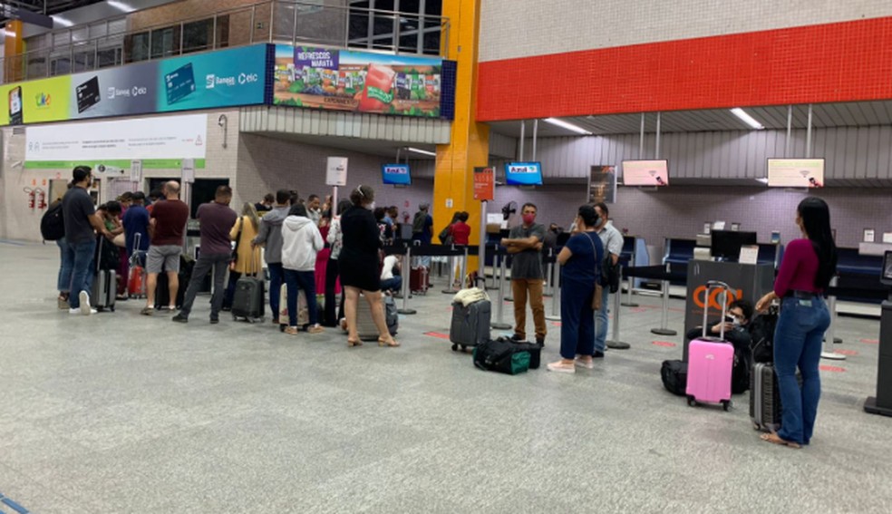 Passageiros aguardam atendimento do Aeroporto Santa Maria  — Foto: Kedma Ferr/TV Sergipe