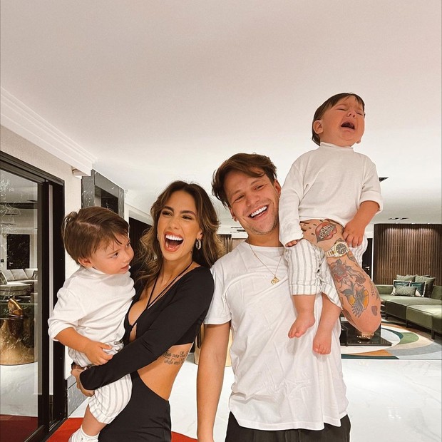 Gabi Brandt e Saulo Poncio com os filhos Davi e Henri (Foto: Fotos: Instagram/Reprodução)