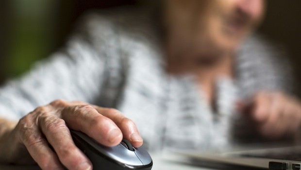 idosa usando computador, internet, conexão, idoso (Foto: Thinkstock)