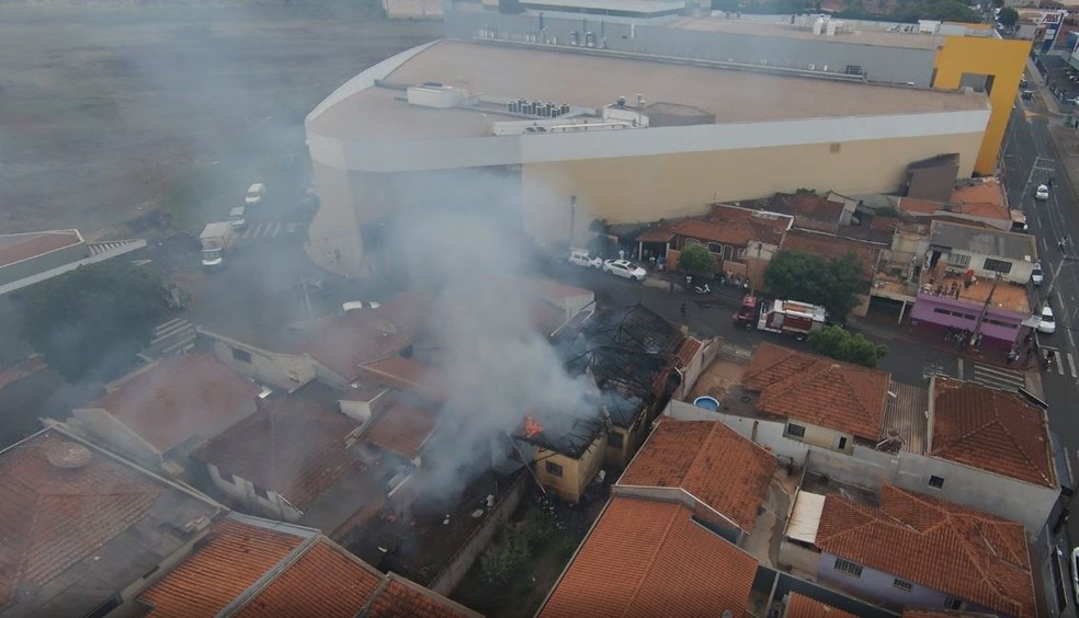 Incêndio destrói duas casas em bairro de Ourinhos — Foto: Reprodução/Pedro Augusto/Menino do Drone FPV