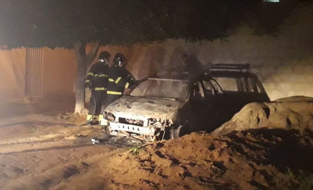 O Copro de Bombeiros da cidade foi atÃ© o local para apagar as chamas, que foi controlada ainda na manhÃ£ de terÃ§a.  â?? Foto: PolÃ­cia Militar / DivulgaÃ§Ã£o 