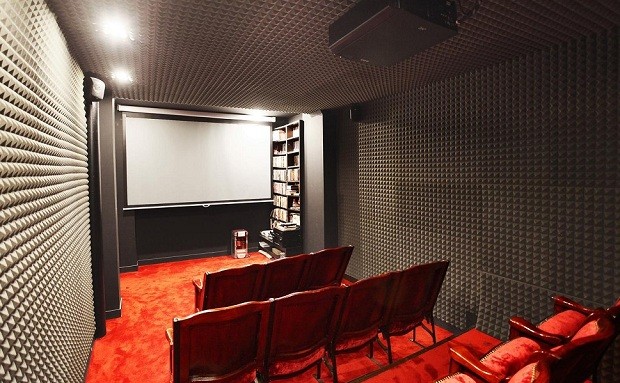 Espécie de 'mini-cinema' instalado na mansão  (Foto: Divulgação Emile Garcin Propriétés)