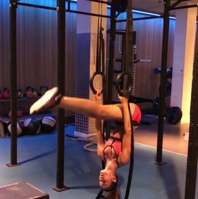 Izabel Goulart motiva os fãs com série de exercícios  (Foto: Reprodução )