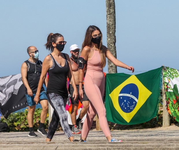 Patricia Poeta e amiga caminhando na orla de Ipanema (Foto: Agnews)