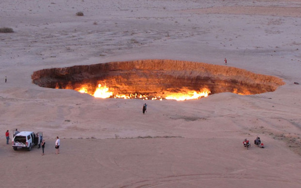 Cratera de fogo atrai turistas a deserto do Turcomenistão — Foto: Igor Sasin/AFP