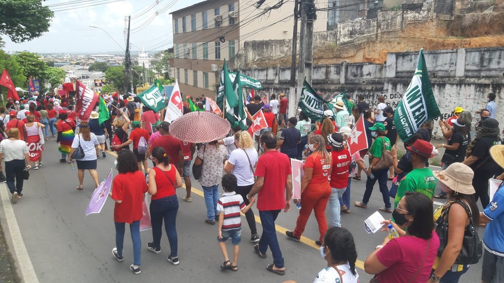 Manifestantes seguem até o Centro de Maceió em protesto contra Bolsonaro — Foto: Arquivo pessoal