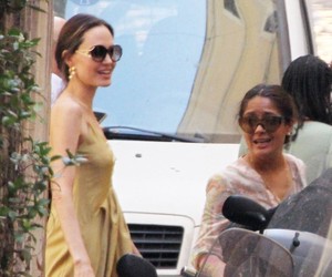 Em passeio com as filhas em Roma, Angelina Jolie encontra Salma Hayek