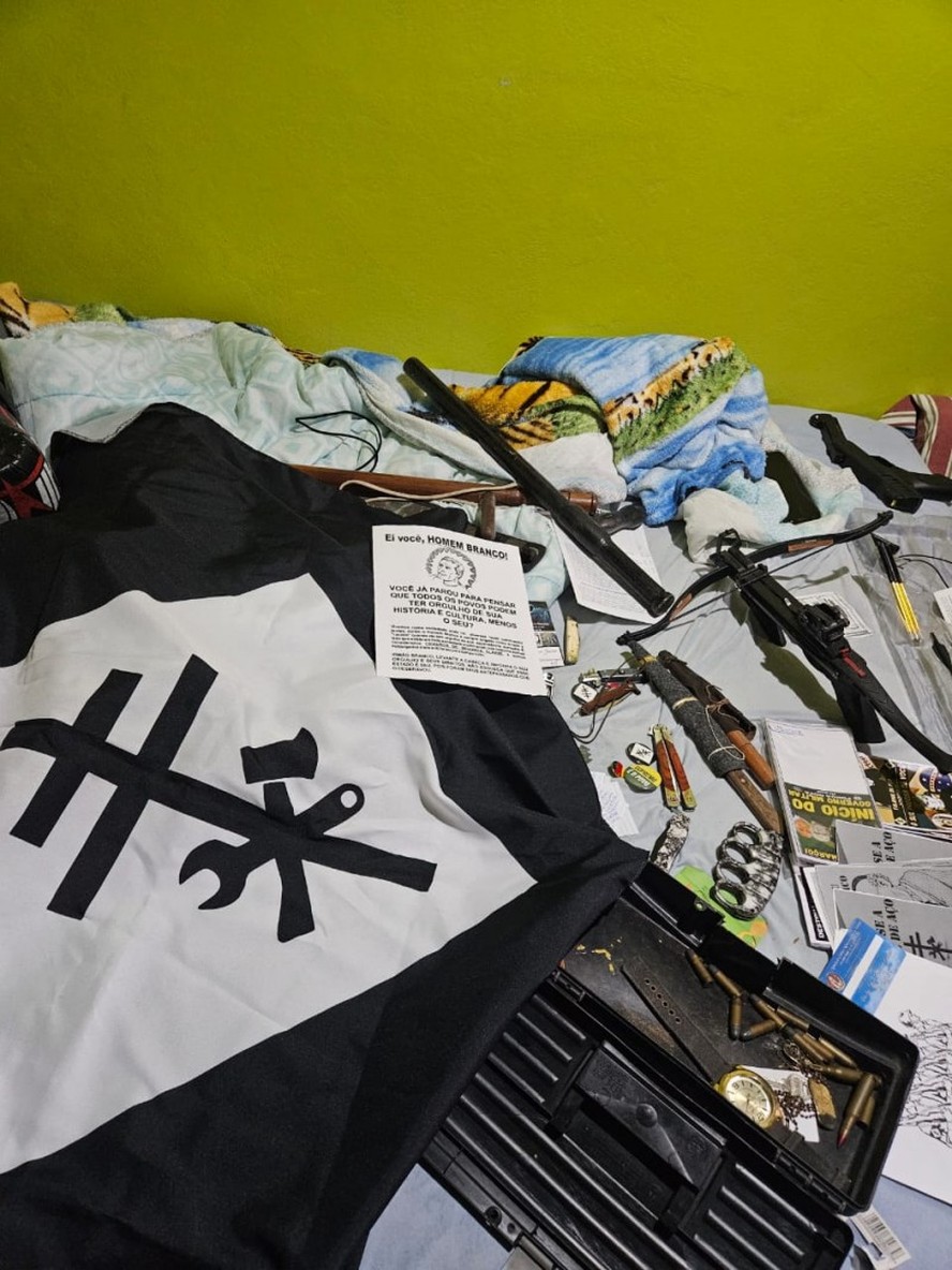 Material de grupo neonazista e supremacista apreendido em operação da Polícia Civil do RS feita em parceria com a Abin