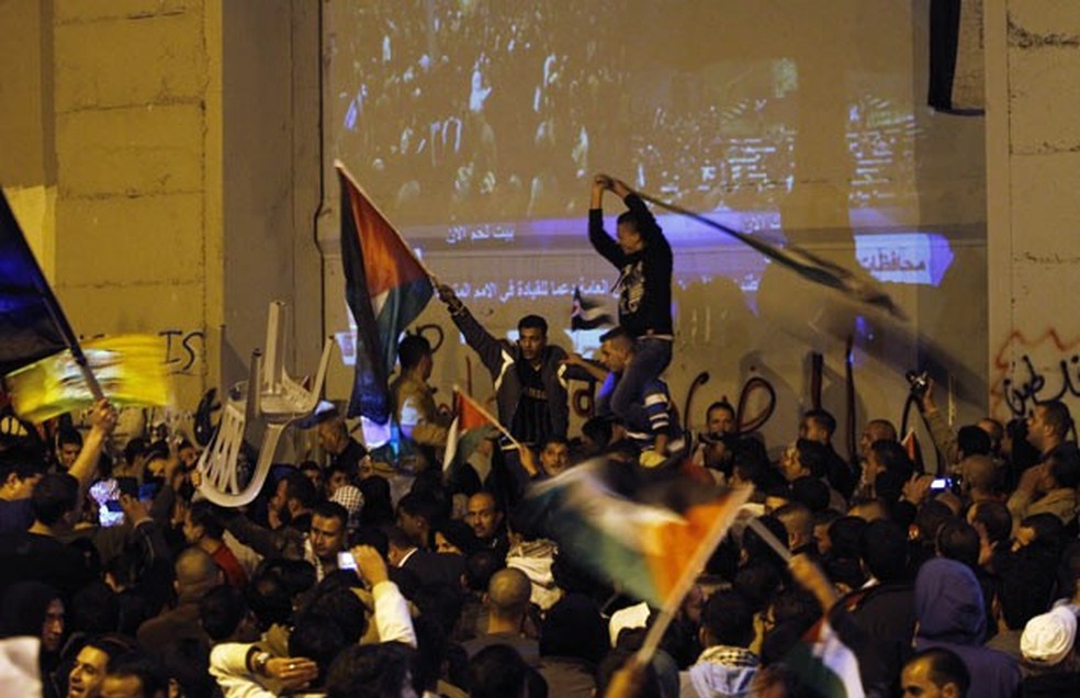 Em novembro de 2012, palestinos foram às ruas de Belém, na Cisjordânia, perto da barreira que os separava de Israel, para comemorar o novo status de estado observador da Palestinha junto à ONU (Foto: Associated Press)