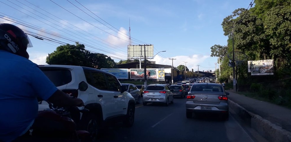 Na Avenida Leste-Oeste, fluxo de veículo também provocou enormes congestionamentos — Foto: Roberta Batista/G1