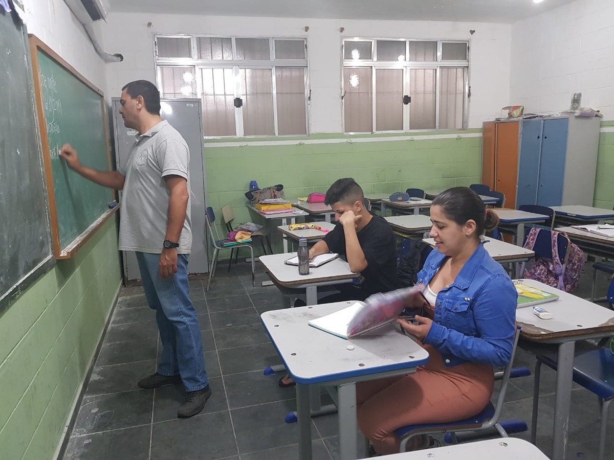 Ana E José Estudam Juntos Na Mesma Sala