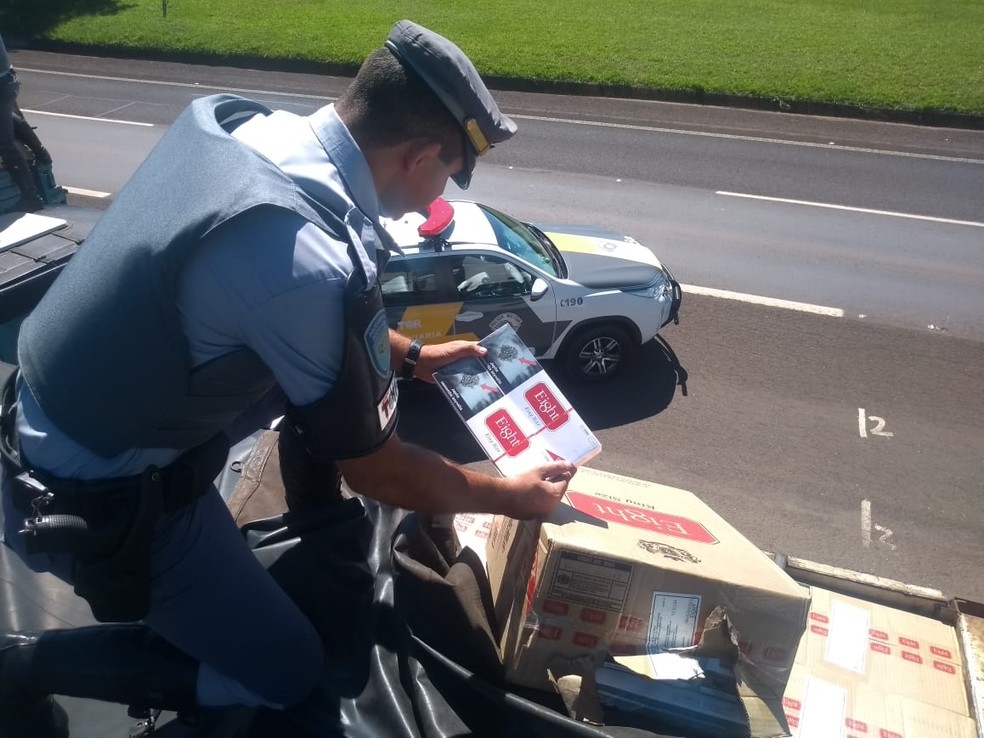 Homens são presos por contrabando de cigarros na Rodovia Castello Branco — Foto: Polícia Rodoviária/Divulgação