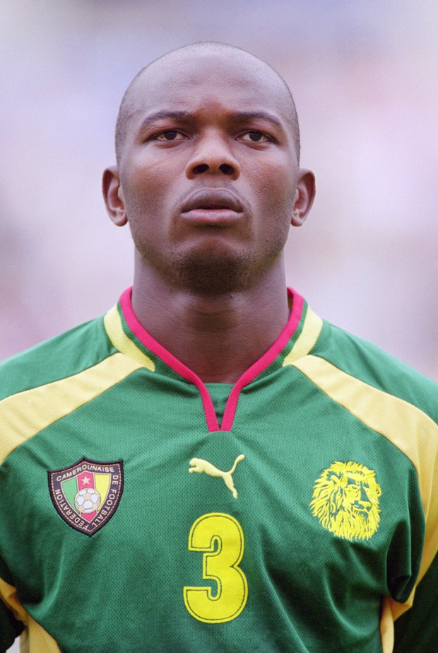 O zagueiro camaronês Womé chegou a temer pela vida após a perda do pênalti no jogo decisivo das Eliminatórias para a Copa de 2006 (Foto: Getty Images)