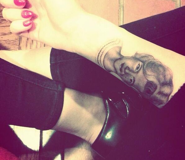 Rosto de Loretta tatuada no braço de Miley Cyrus (Foto: reprodução Twitter)