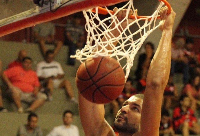 Olivinha é o primeiro a bater marca dos dois mil rebotes no NBB