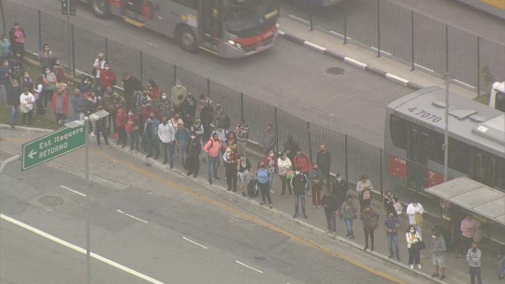 Usuários do Metrô lotam terminal de ônibus para tentar se locomover após falha na Linha 3- Vermelha  — Foto: Reprodução/TV Globo