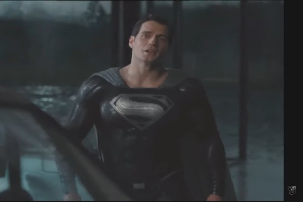 O ator Henry Cavill como o herói Superman, vestindo o uniforme negro do personagem, em cena de versão inédita de Liga da Justiça (2017) (Foto: Reprodução)