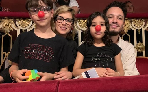 Mel Lisboa posta fotos raras com os filhos e o marido em noite de circo