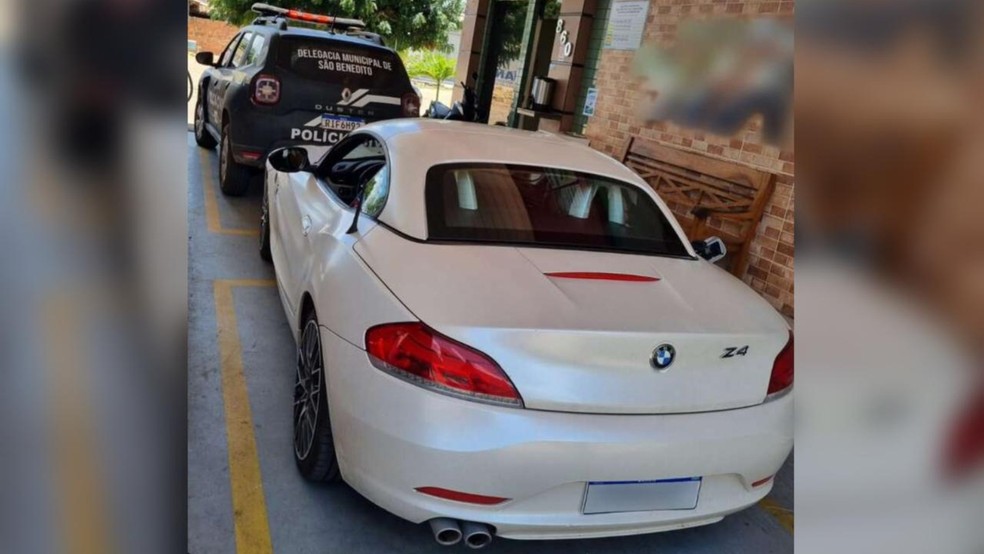 Dentre os bens está uma BMW Z-4 com valor aproximado de R$ 420 mil — Foto: SSPDS/Divulgação
