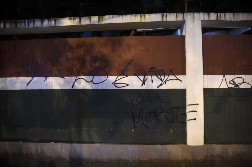 Pichações nos muros das Laranjeiras, sede do Fluminense — Foto: André Durão