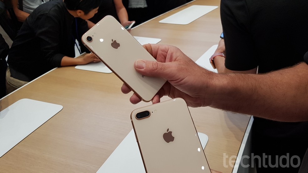 iPhone 8 e iPhone 8 Plus possuem traseira de vidro (Foto: Thássius Veloso/TechTudo)