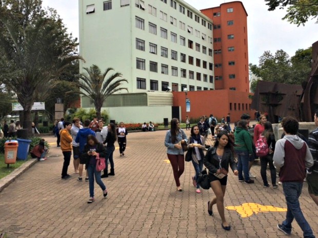 Estudantes chegam cedo, com receio de perderem prova do Enem