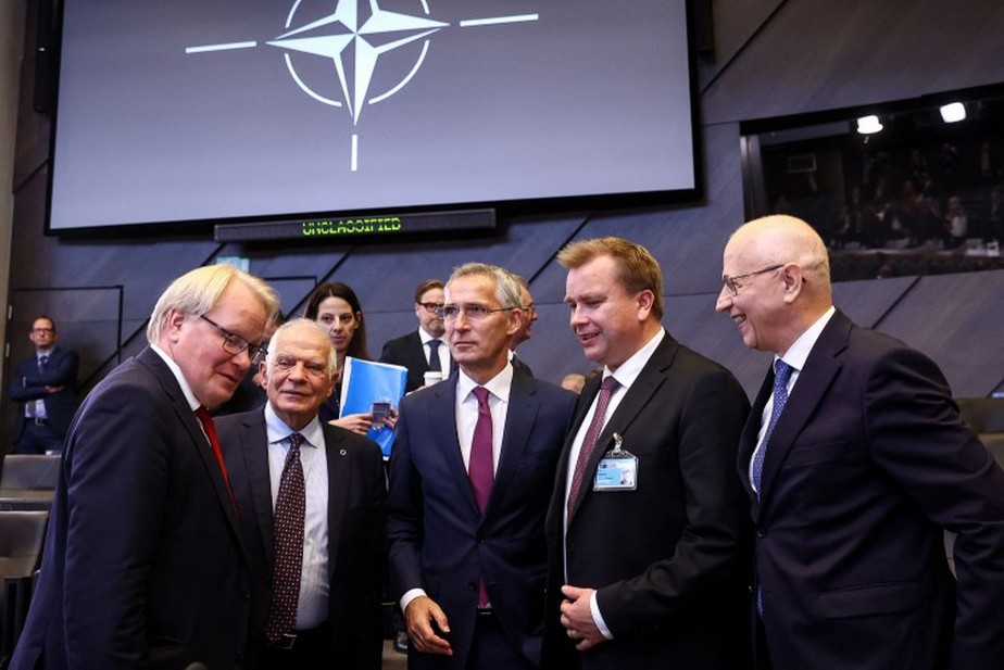 Da esquerda para a direita: o ministro da Defesa da Suécia, Peter Hultqvist, o chefe da diplomacia da UE, Josep Borrell, o secretário-geral da Otan, Jens Stoltenberg, e o ministro da Defesa da Finlândia, Antti Kaikkonen, em reunião na sede da Otan, em Bruxelas