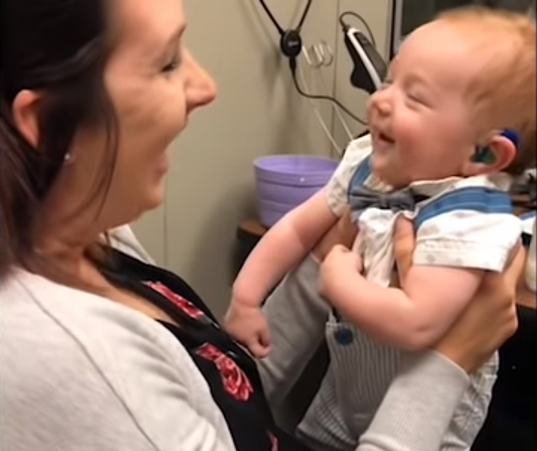 Augie escutando a voz da mãe pela primeira vez (Foto: Reprodução Youtube)