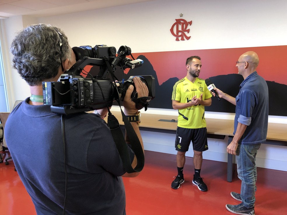 &Eacute;verton em entrevista ao rep&oacute;rter R&eacute;gis R&ouml;sing, com imagens do cinegrafista Carlos Trinta &mdash; Foto: Ivan Raupp