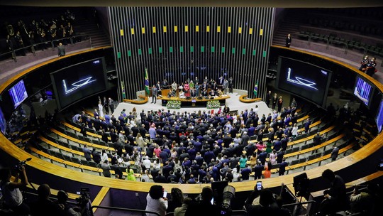 Petistas e bolsonaristas travam primeiro embate na Câmara: 'Olê, olê, olê, olá, Lula, Lula' x 'Lula ladrão, seu lugar é na prisão'