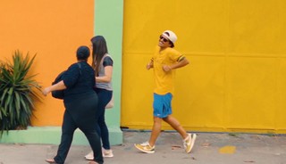 Bruno Mars dana entre annimos pelas ruas de So Paulo para agradecer ao Brasil: 'Seu Bruninho'