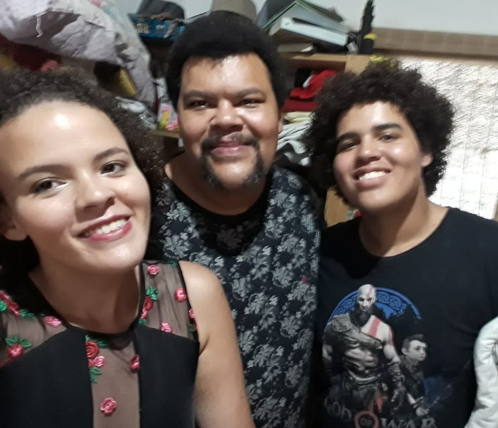 Babu e os filhos Laura e Carlinhos após sair da casa do BBB — Foto: Arquivo Pessoal