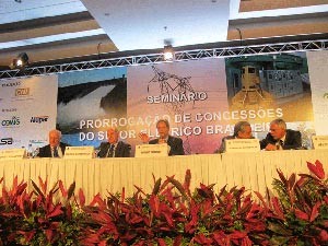 Membros do governo e lideranças empresariais se reuniram em São Paulo para discutir prorrogação de concessões do setor elétrico (Foto: Fabíola Glenia/G1)