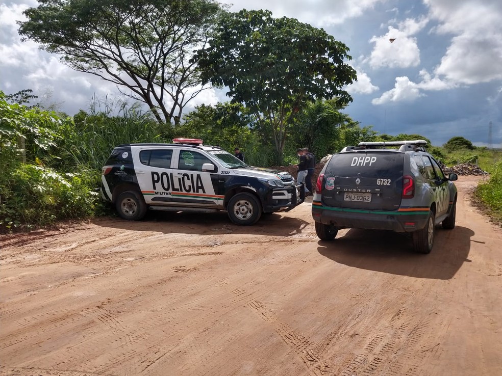 O corpo foi encontrado em uma estrada carroçável próxima ao Residencial Cidade Jardim II, no Bairro José Walter, em Fortaleza — Foto: Darley melo/SVM