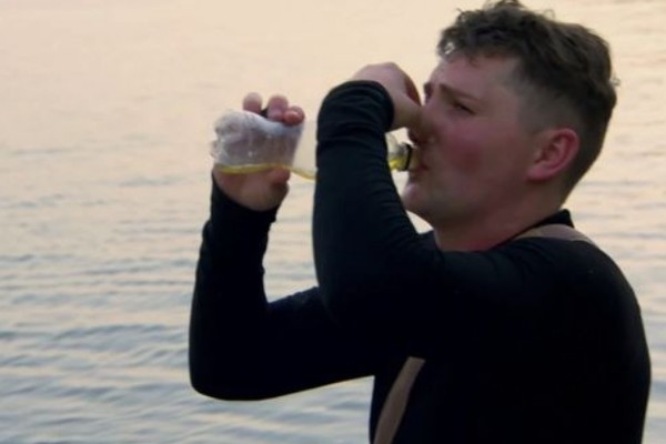 Um dos participantes do reality show The Island with Bear Grylls bebendo a própria urina (Foto: Reprodução)