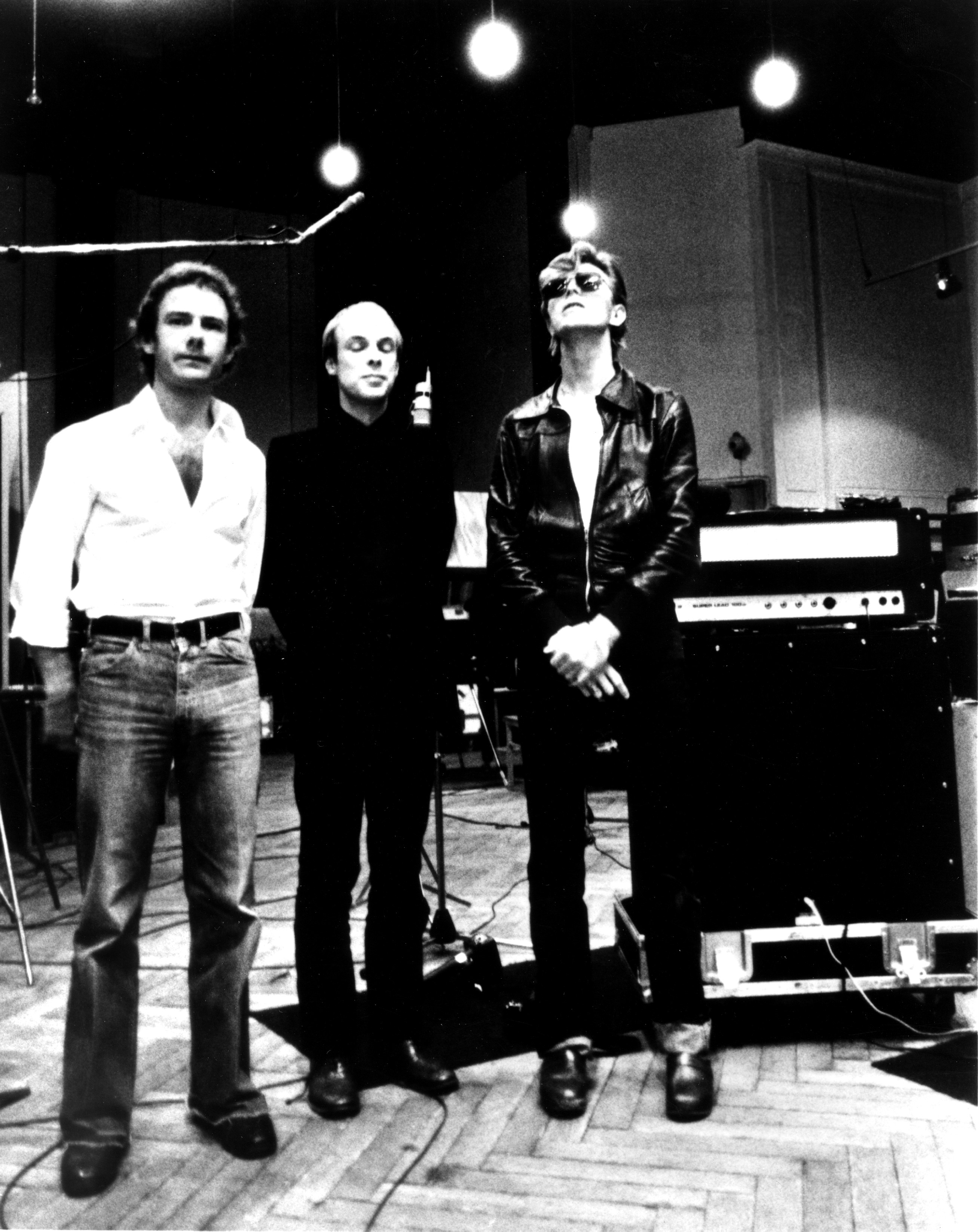 BERLIN - 1977:  Robert Fripp, Brian Eno and David Bowie pose for a portrait in the studio where they are recorded "Heroes" in 1977 in Berlin, Germany. Photo by Michael Ochs Archives/Getty Images (Foto: Reprodução/ James Mollison/ Jacopo Salvi/ Saint Heron)