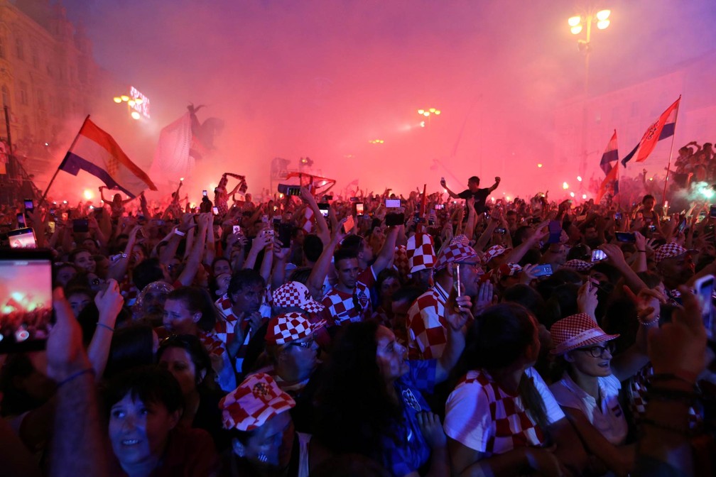 Festa de croatas tomou praÃ§a e adentrou a noite em Zagreb apÃ³s resultado na Copa do Mundo (Foto: Antonio Bronic/Reuters)