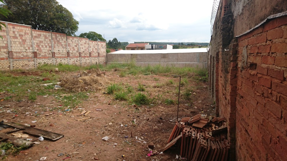 Prefeitura retira cerca de 100 toneladas de lixo de casarão de acumulador em Agudos — Foto: Sérgio Pais/G1