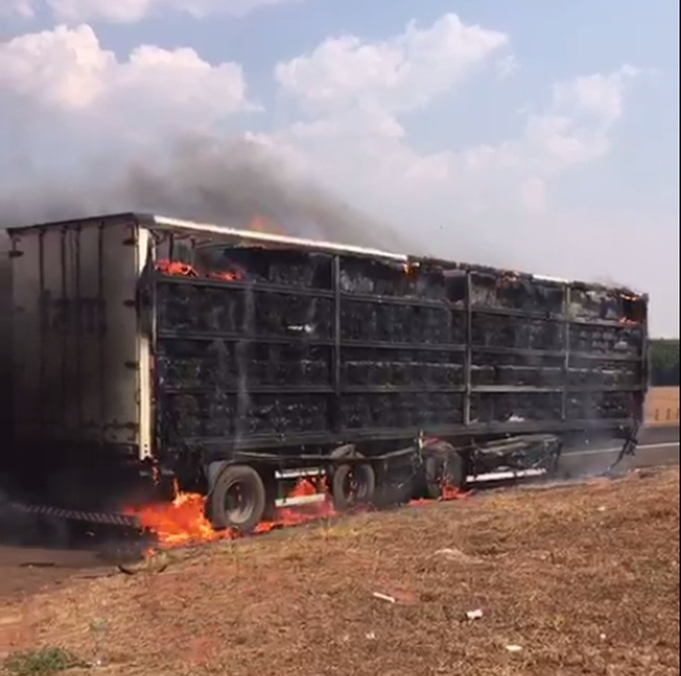 Caminhão ficou completamente destruído em Icém — Foto: Arquivo Pessoal 