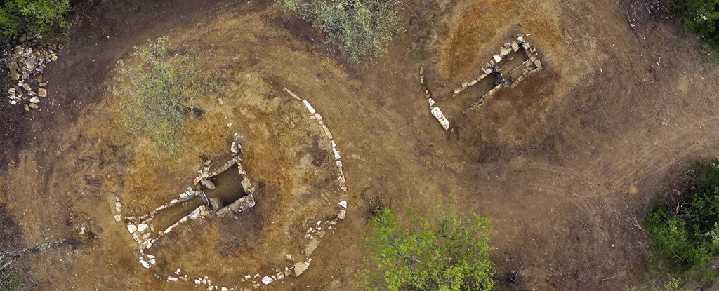 Vista aérea de duas tumbas etruscas do século 6 d.C., em Etruria, onde alguns dos restos humanos analisados no estudo foram escavados (Foto: Paolo Nannini)