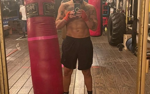 Drake exibe músculos e tatuagens após treino