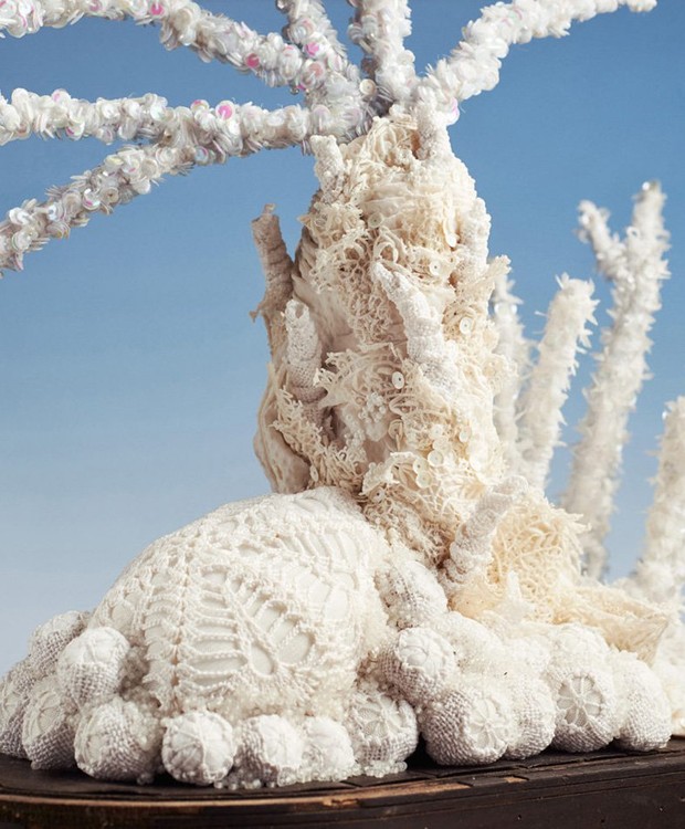 A artista plástica francesa Aude Bourgine Honor cria esculturas inspiradas em corais a partir de restos de tecidos, miçangas e lantejoulas para chamar a atenção sobre a necessidade de cuidarmos dos oceanos (Foto: Aude Bourgine Honor/Reprodução)