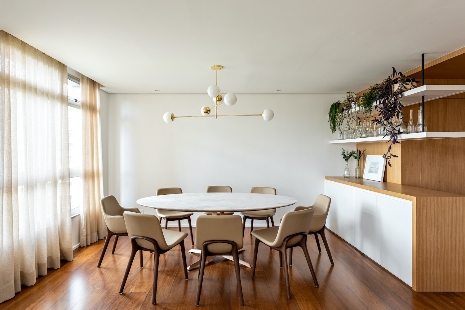 SALA DE JANTAR | A mesa de jantar com tampo de mármore é a Legg, por Jader Almeida, e as cadeiras, também assinadas pelo designer, são a Joy (Foto: Divulgação / Fran Parente)