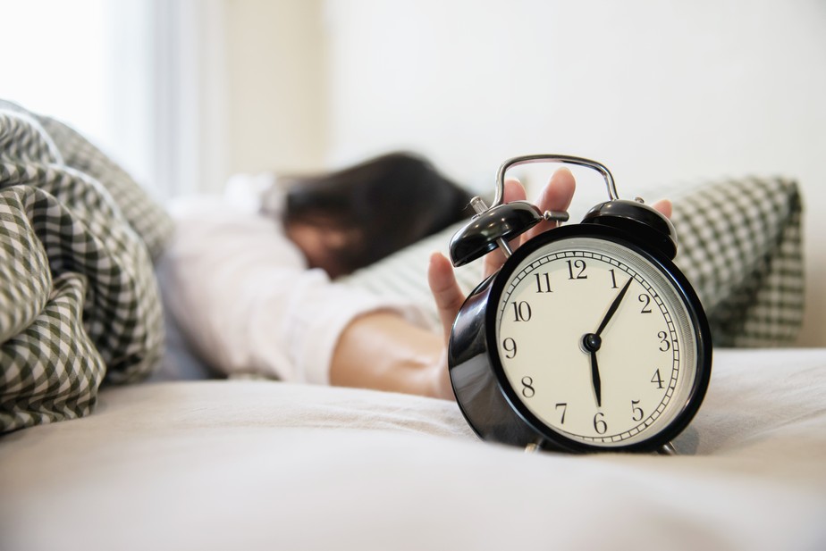 Muitas pessoas apertam o botão soneca e continuam na cama por até uma hora, antes de levantar de fato para começar o dia. Foto: Freepik