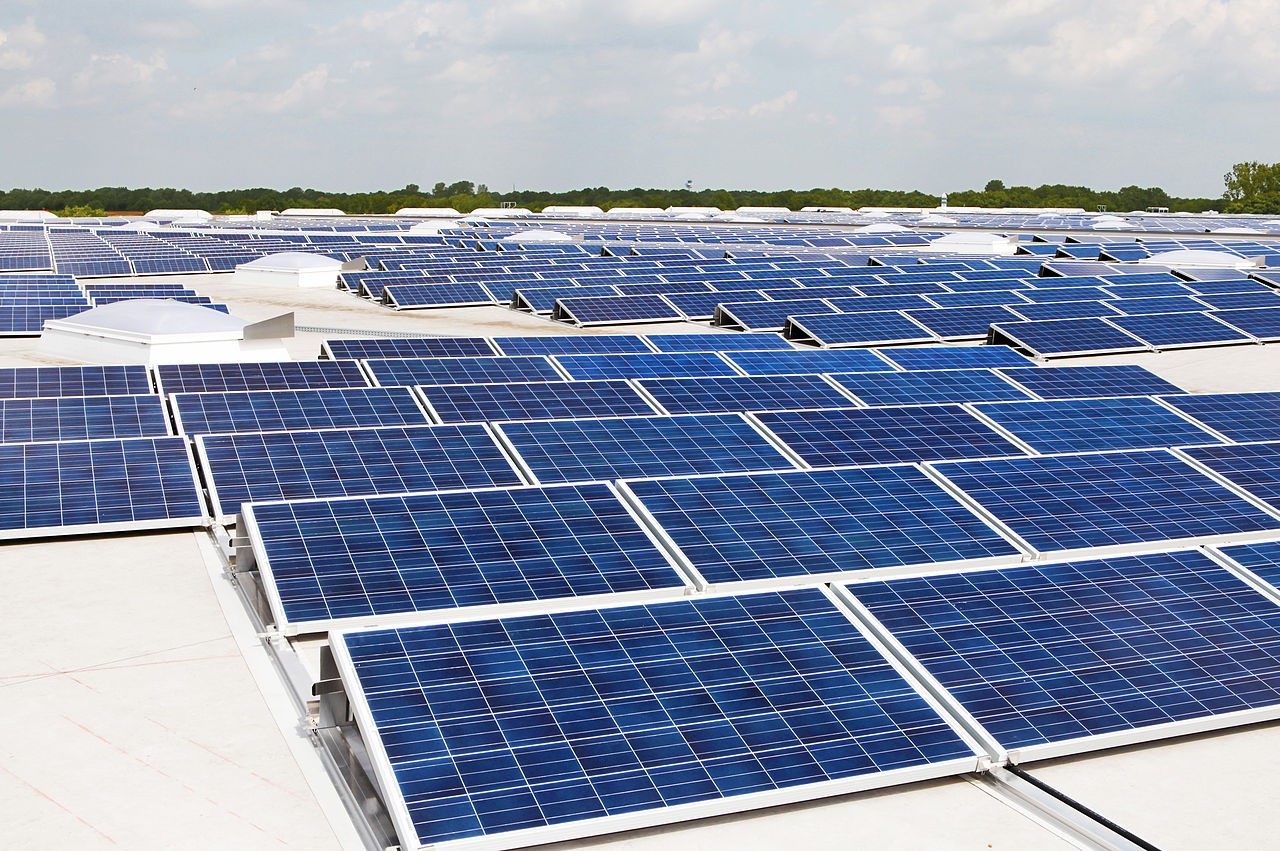 Painéis solares instalados no teto de edifício, em Schwarze Heide, Alemanha (Foto: Wikimedia Commons)