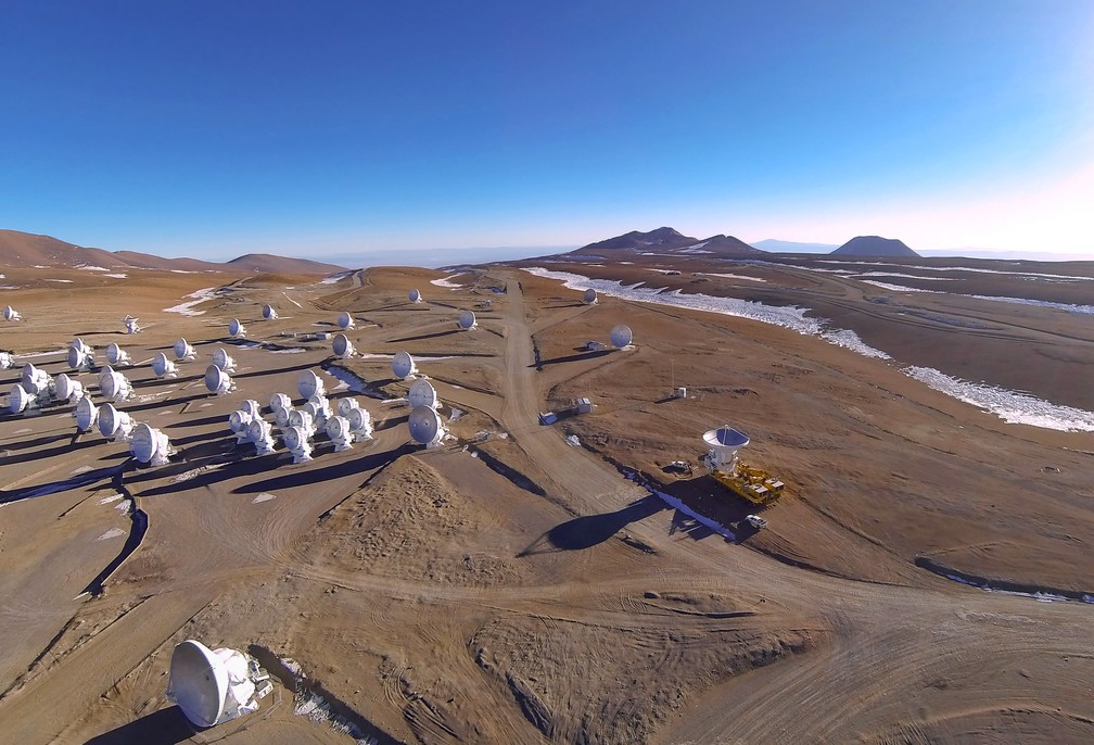 O ALMA, rádio-observatório de 66 antenas que fica no deserto do Atacama, no Chile, faz parte do Event Horizon. — Foto: A. Marinkovic/X-Cam/ALMA (ESO/NAOJ/NRAO)